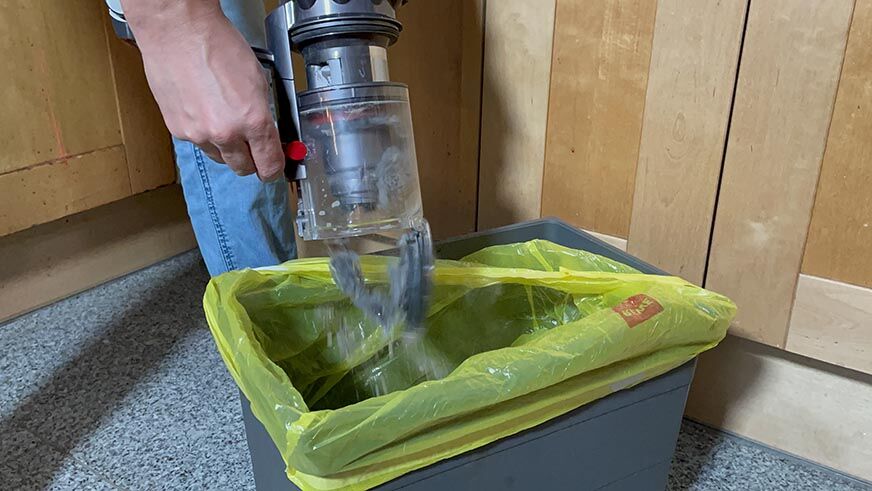 Entleeren des Schmutzbehälters über einen Eimer